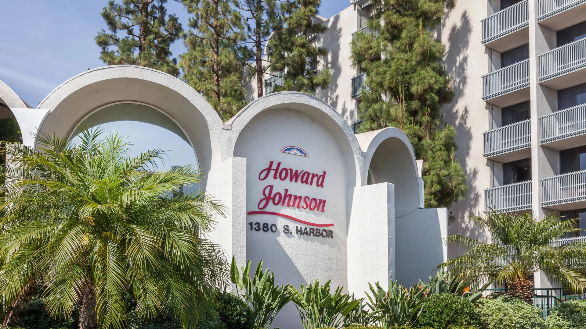 A 60-Year-Old Anaheim Hotel Chooses Renovation Over Exit