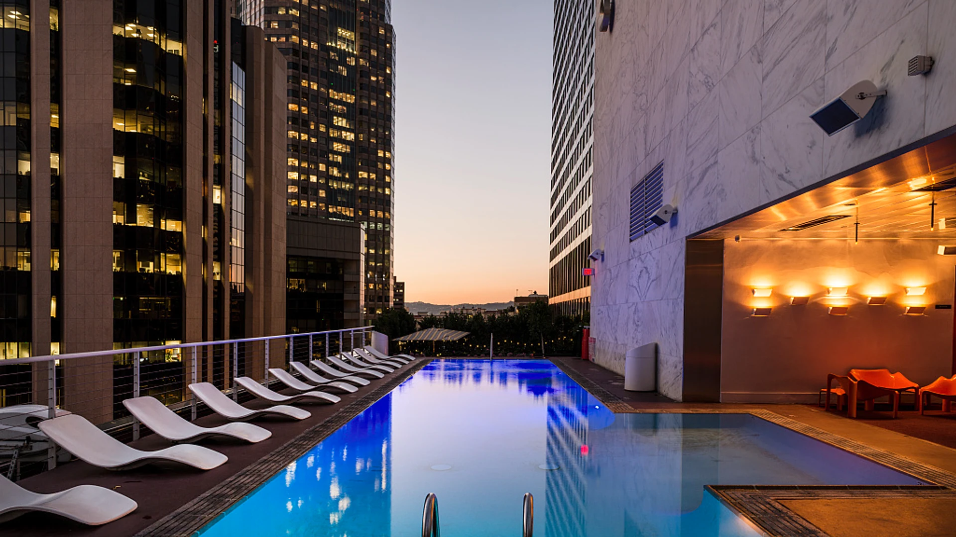 LA's $25 Hotel Wage Reaches Restaurants and Food Concessions